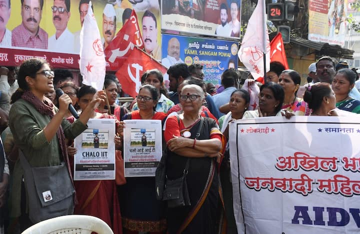 पोलिसांनी आंदोलकांना ताब्यात घेण्याचा प्रयत्न केला होता. या झटापटीमुळे काही वेळेसाठी वातावरण तणावपूर्ण झाले होते.