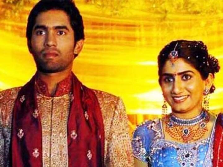भारतीय टीम के शानदार विकेटकीपर-बल्लेबाजों में से एक माने जाने वाले दिनेश कार्तिक ने साल 2007 में अपनी बचपन की दोस्त निकिता वंजारा से शादी की थी. इसके बाद निकिता को भारतीय टीम के पूर्व ओपनिंग बल्लेबाज मुरली विजय से प्यार हो गया. इस बात की जानकारी जब सभी के सामने आई तो साल 2012 में दिनेश कार्तिक ने इस रिश्ते को खत्म करते हुए निकिता को तलाक दे दिया. इसके बाद कार्तिक ने भारतीय स्क्वैश खिलाड़ी दीपिका पल्लीकल से साल 2015 में शादी की. (फोटो सोर्स – सोशल मीडिया)