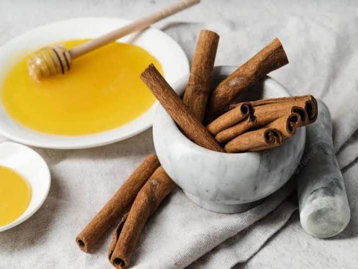 health tips honey cinnamon benefits reduces arthritis pain strengthen immunity Health Tips: हैरान कर देंगे शहद-दालचीनी के फायदे, वेट लॉस से लेकर अर्थराइटिस का दर्द दूर करने और इम्युनिटी बढ़ाने तक में मददगार