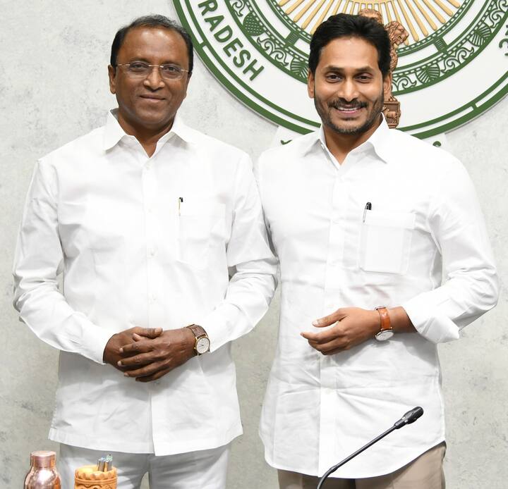సీఎం జగన్ ను కలిసిన ఎమ్మెల్సీ అభ్యర్థి కుంభా రవిబాబు