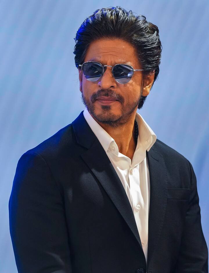 आता आस्क एसआरके हा हॅश टॅगचा वापर करुन काही चाहत्यांनी शाहरुखला मजेशीर प्रश्न विचारले आहेत. या प्रश्नांना शाहरुखनं उत्तरं दिली आहे.