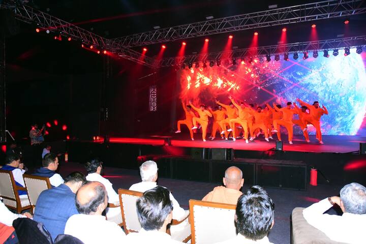 पंचतत्त्वांचे सृष्टीसाठीचे महत्व, त्यांच्यावर होत असलेले अपायकारक परिणाम, पंचमहाभूतांच्या संरक्षणासाठी मानवी जीवनशैलीत अपेक्षित असलेल्या बदलांचा संदेश 'पंचमहाभूत बोध' प्रयोगातून देण्यात आला.