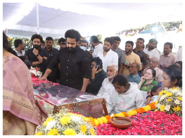 The funeral of Telugu actor Nandamuri Taraka Ratna, who passed away on Saturday, February 18, was held on Monday (February 20.)