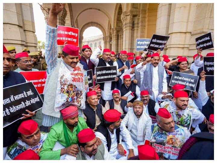 सपा मुखिया अखिलेश यादव की पार्टी के सदस्यों ने हाथों में तख्तियां लेकर किसानों और उत्तर प्रदेश की कानून व्यवस्था की स्थिति को लेकर विधानसभा के गेट पर धरना दिया.