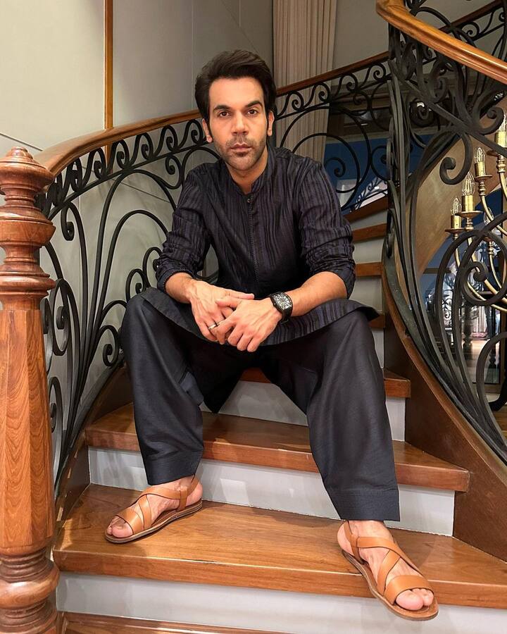 वहीं घर की सीढ़ियों से फर्श से लेकर सीढ़ियों तक सभी जगह आपको वुडन फ्लोरिंग देखने को मिलेगी. जो काफी सुंदर लग रही है.