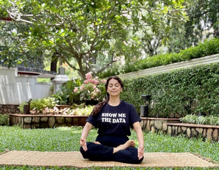 Juhi Chawla Fitness: જુહી ચાવલા ભલે 56 વર્ષની થઈ ગઈ હોય પરંતુ તેના ચહેરા પર ઉંમરની અસર દેખાતી નથી, જુહી હજુ પણ એક્ટિવ અને ફિટ દેખાય છે. જાણો શું છે જુહીની ફિટનેસનું રહસ્ય.