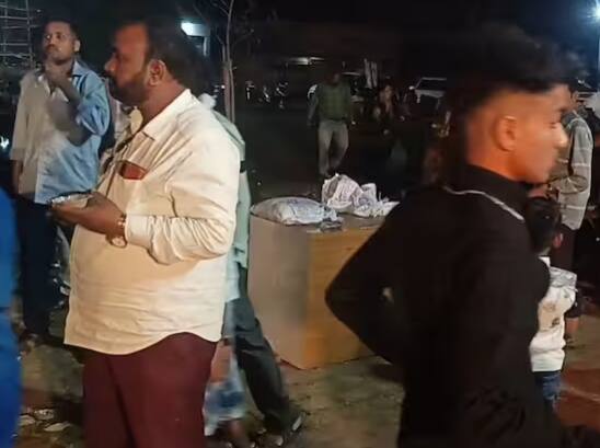 ਪ੍ਰਦਰਸ਼ਨਕਾਰੀਆਂ ਲਈ ਚਾਹ-ਪਾਣੀ ਦਾ ਵੀ ਪ੍ਰਬੰਧ ਕੀਤਾ ਗਿਆ ਹੈ। ਖਾਣ ਲਈ ਹਲਵਾ ਵੀ ਬਣਾਇਆ ਜਾਂਦਾ ਹੈ। ਪ੍ਰਦਰਸ਼ਨ ਜਾਰੀ ਹੈ, ਲੋਕ ਆ ਰਹੇ ਹਨ, ਚਾਹ ਪੀ ਰਹੇ ਹਨ ਅਤੇ ਖਾਂਦੇ ਹਨ। ਇਸ ਤੋਂ ਬਾਅਦ ਉਹ ਵੀ ਪ੍ਰਦਰਸ਼ਨ 'ਚ ਸ਼ਾਮਲ ਹੋ ਰਹੇ ਹਨ।