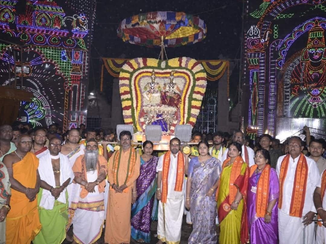 Srisailam News Srisailam Mallanna Temple EO Lavanna Another Dispute Check Details Srisailam News: మరో వివాదంలో శ్రీశైలం ఈఓ - శివమాల ధరించి మంత్రి కాళ్లు మొక్కడంపై భక్తులు తీవ్ర ఆగ్రహం