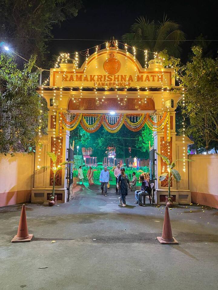 প্রতিবছরের মতো এবছরও আগামীকাল সকাল থেকেই বেদপাঠ, প্রার্থনা, স্তব ও স্তুতি, ভজন, সঙ্গীতানুষ্ঠানের আয়োজন করা হয়েছে। বেলুড়মঠে ভোর ৪.৩০টেয় মঙ্গলারতি, বেদপাঠ এবং স্তবগান হবে। এরপর ভোর ৫.৩০-এ শ্রী শ্রী ঠাকুরের মন্দিরে ও মঠ প্রাঙ্গনে ঊষা-কীর্তন রয়েছে। এরপর সকাল ৭টা নাগাদ মন্দিরে বিশেষ পুজো ও হোমের আয়োজন করা হয়েছে। ছবি সৌজন্যে-  কামারপুকুরের ফেসবুক পেজ