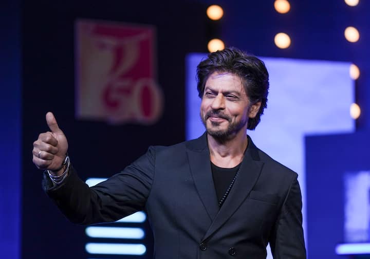 एका नेटकऱ्यानं शाहरुखच्या सही असणाऱ्या टॅटूचा फोटो सोशल मीडियावर शेअर केला. 'माझा टॅटू कसा वाटला?' असा प्रश्न या नेटकऱ्यानं फोटो शेअर करुन विचारला. यावर शाहरुख म्हणाला, 'तुझा हात माझ्या चेकबुकसारखा दिसत आहे.'