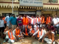 Photo: संजय राऊतांवर गुन्हा दाखल करा, शिंदे गटाकडून पोलीस ठाण्यात ठिय्या