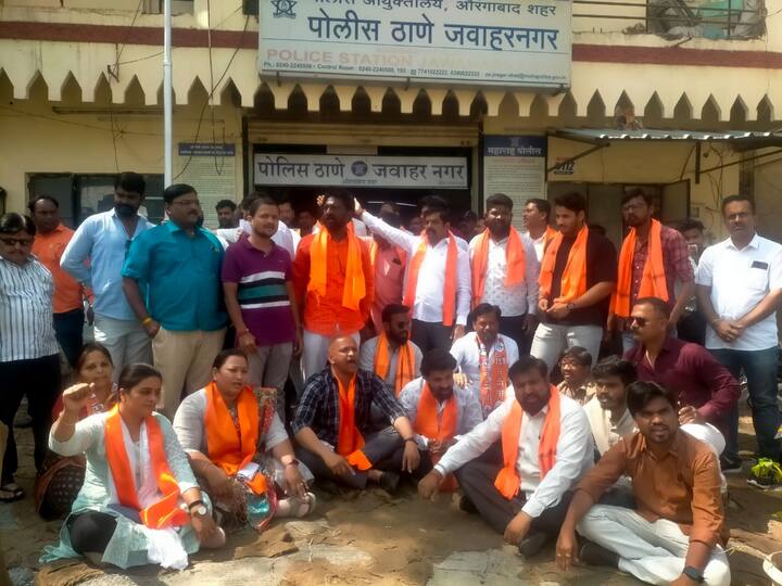 शिंदे गटाकडून संजय राऊत यांच्यावर गुन्हा दाखल करण्याची मागणी केली जात आहे.