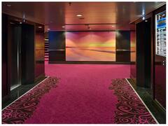 कभी सोचा है लिफ्ट में शीशे क्यों लगे होते हैं? लोगों की इस शिकायत की वजह से इन्हें लगाया गया