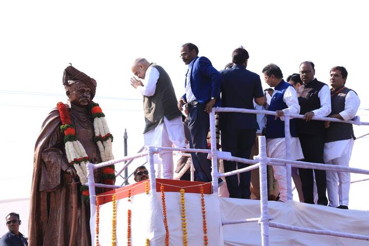 अमित शाह यांनी कोल्हापूर दौऱ्यात शिवाजी महाराज आणि दसरा चौकात राजर्षी शाहूंच्या पुतळ्यास पुष्पहार अर्पण करून अभिवादन केले.