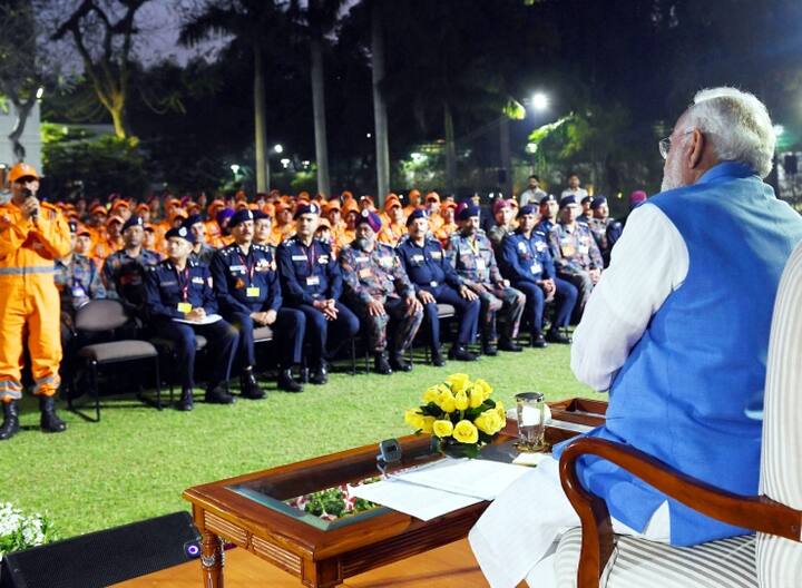 पीएम ने कहा कि ऑपरेशन दोस्त की टीम ने तुर्किए में भूकंप के बाद आप सभी ने जितनी जल्दी वहां पहुंचे. इसने पूरे विश्व का ध्यान आपकी तरफ खींचा है. पूरे 10 दिनों तक जिस प्रकार आपने पूरी निष्ठा से हर चुनौती का सामना करते हुए काम किया वो वाकई प्रेरणादायक है. हम सभी ने वो तस्वीरें देखीं हैं. जब एक मां आपका माथा चूमकर आशीर्वाद दे रही हैं. जब मलबे के नीचे दबी मासूम जिंदगी आपकी कोशिशों से फिर खिलखिला उठी.(फोटो -PTI)