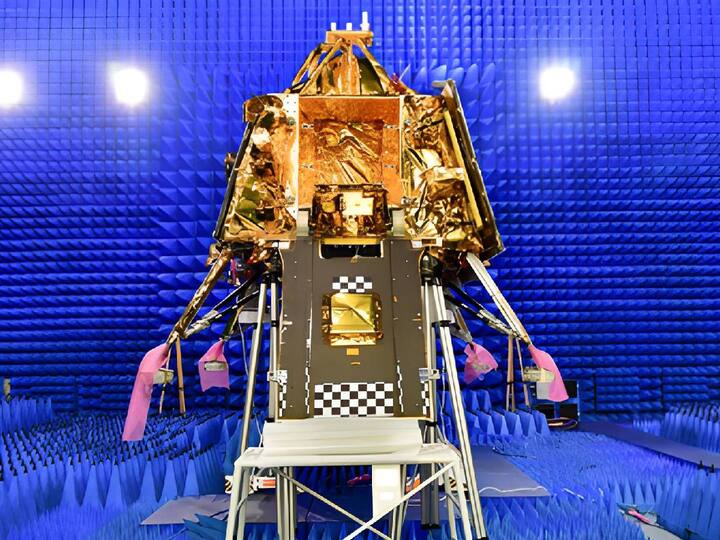 Giving a boost to India's mission to the moon, the Chandrayaan-3 test run was successfully carried out at the UR Rao Satellite Center in Bengaluru. Chandrayaan 3: சந்திரயான் 3 முதற்கட்ட சோதனை வெற்றி.. 2023ஆம் ஆண்டில் விண்ணில் ஏவப்படும்.. இஸ்ரோ நம்பிக்கை..