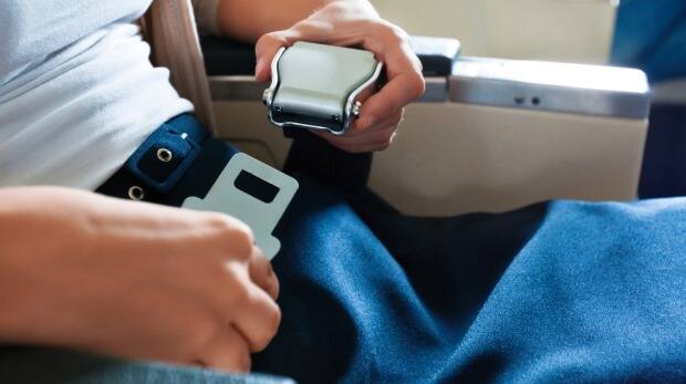 वहीं, दूसरी ओर प्लेन में सीट बेल्ट तब लगाई जाती है, जब प्लेन या तो टेक ऑफ कर रहा हो या लैंड कर रहा हो. क्योंकि इस समय यात्रियों के अपनी जगह से उठने से प्लेन का बैलेंस बिगड़ सकता है और दुर्घटना हो सकती है. इसीलिए यात्रियों को आइए दौरान सीट बेल्ट पहनने के लिए कहा जाता है.