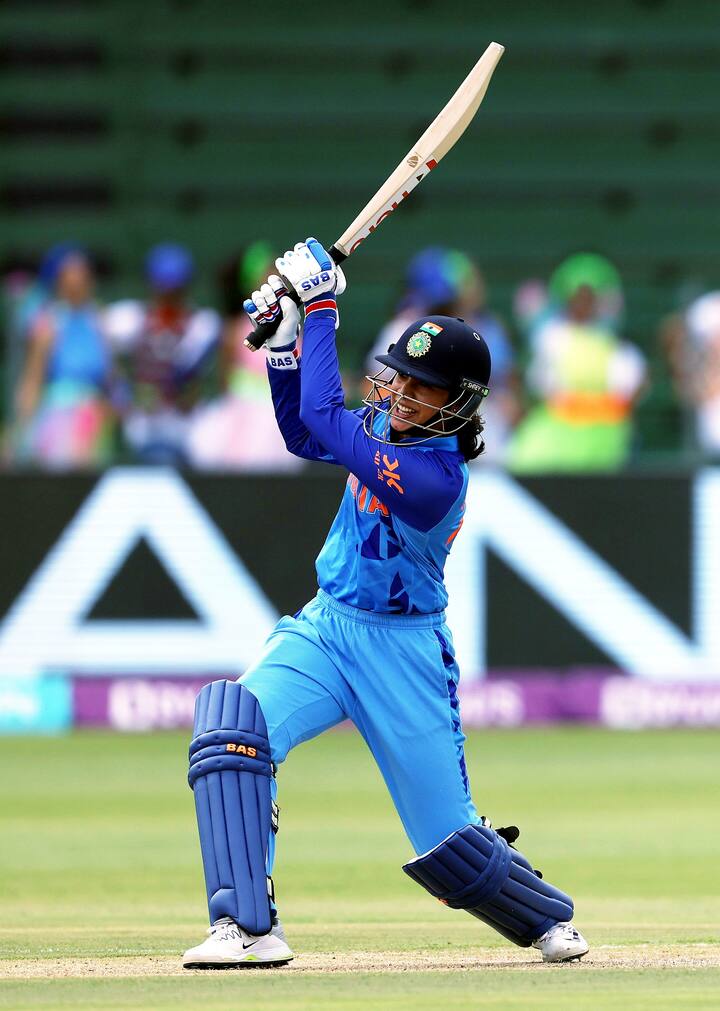 आयरलँडने 8 षटकात दोन विकेट्सच्या मोबदल्यात 54 धावा केल्या होत्या. पण त्यानंतर मैदानावर पावसाने हजेरी लावली. त्यामुळे पंचांनी डकवर्थ लुईस नियमानुसार भारताला पाच विकेट्सने विजय दिला.