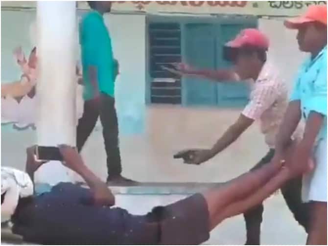 Boys Shooting Low Budget Film Scene With Desi Jugaad Viral Video | Video: 'बजट कम है तो क्या हुआ, फिल्म तो बनकर रहेगी' लड़कों ने धांसू जुगाड़ से शूट की 'लो बजट Boys Shooting Low Budget Film Scene With Desi Jugaad Viral Video | Video: 'बजट कम है तो क्या हुआ, फिल्म तो बनकर रहेगी' लड़कों ने धांसू जुगाड़ से शूट की 'लो बजट