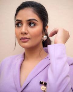 Anchor Sreemukhi: ఓరచూపులతో కవ్విస్తున్న యాంకర్ శ్రీముఖి