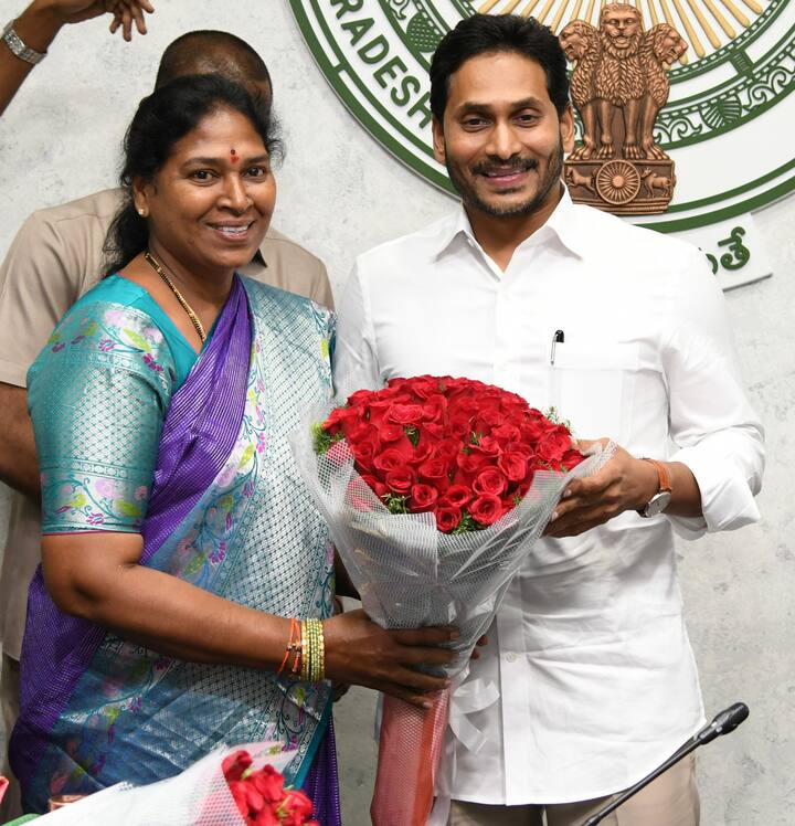 సీఎం జగన్ ను కలిసిన వైసీపీ ఎమ్మెల్సీ అభ్యర్థి పోతుల సునీత