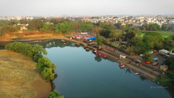 गंगा नदीच्या आरतीप्रमाणेच या ठिकाणी पंचगंगा नदी आरतीचे आयोजन केल्याबद्दल मुख्यमंत्री शिंदे यांनी काडसिध्देश्वर स्वामीजींना धन्यवाद दिले.