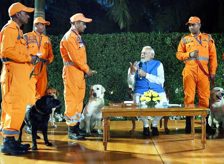 उन्होंने कहा कि ऑपरेशन दोस्त से जुड़ी पूरी टीम एनडीआरएफ हो आर्मी हो एयरफोर्स हो या हमारी दूसरी सेवाओं के साथी हों सभी ने बहुत ही बेहतरीन काम किया है. पीएम ने कहा कि (फोटो -PTI)
