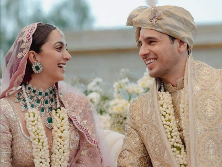 Kiara Advani Looks A Like Her Mom in Pink Bridal Lehenga Here are Siddharth Malhotra and Kiara Wedding Pictures Kiara Advani Bridal Lehenga: दुल्हन बनीं कियारा आडवाणी में नजर आई मां की झलक, तस्वीर देख हो जाएगा यकीन