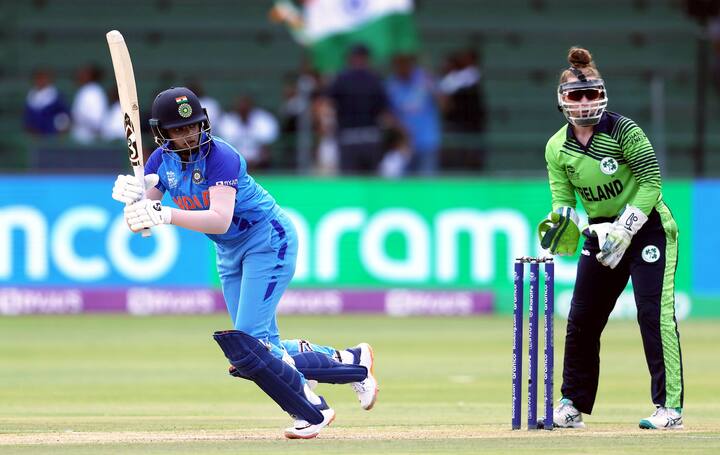 भारताची कर्णधार हरमनप्रीत कौर हिने नाणेफेक जिंकून प्रथम फलंदाजी करण्याचा निर्णय घेतला. सलामी फलंदाज स्मृती मंधाना हिने सुरुवातीपासूनच विस्फोटक फलंदाजी केली. अवघ्या 56 चेंडूत स्मृतीने 87 धावांचा पाऊस पाडला. यामध्ये 9 चौकार आणि तीन षटकांराचा समावेश आहे.