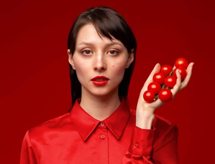 टमाटर से भी आप चेहरे की सफाई कर सकती हैं. चेहरा साफ करने के लिए टमाटर के पेस्ट में दूध और नींबू का रस मिलाएं और इसे 4 से 5 मिनट तक फेस पर सर्कुलर मोशन में लगाएं, फिर पानी से चेहरा धो लें इससे निखार भी बढ़ेगा.