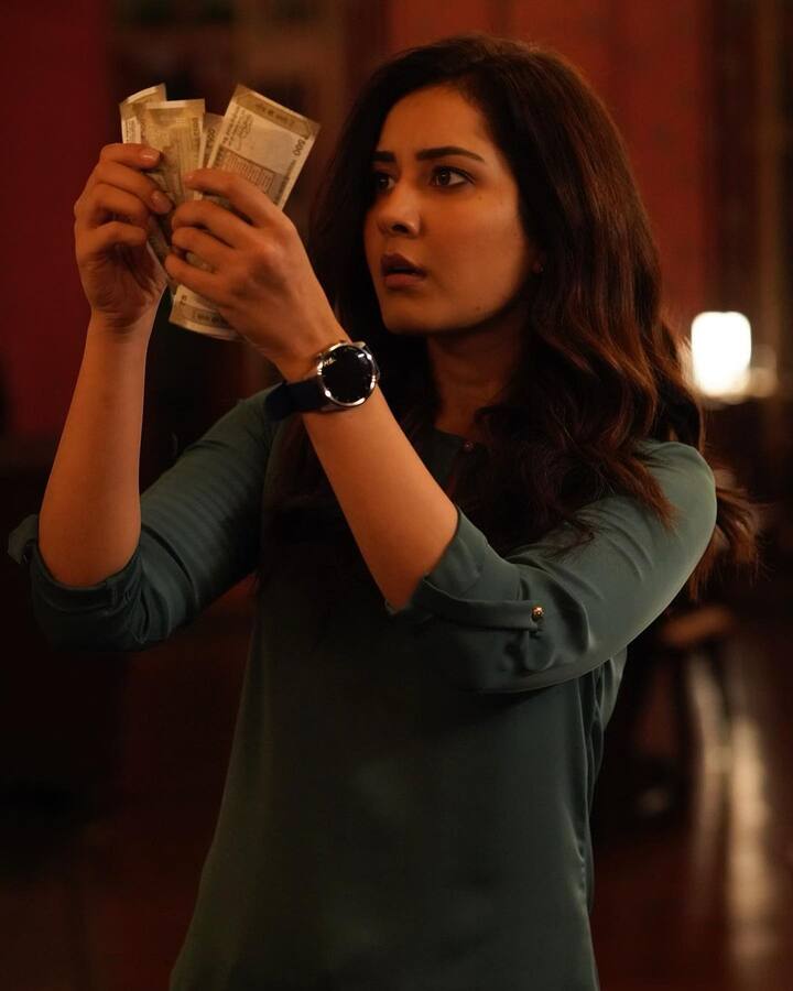 నకిలీ నోట్ల ముఠా ఆటకట్టించే ఆర్బీఐ అధికారిగా రాశీ ఆకట్టుకుంది. Photo Credit: Raashi Khanna/ Instagram