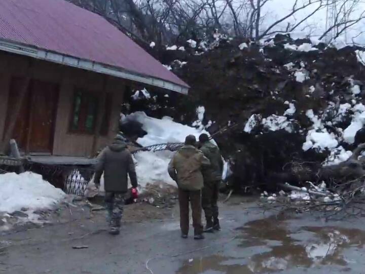 Residents were moved to safe locations after the landslide at Rezin, Gagangeer area of Sonamarg in Ganderbal district. (Photo: Twitter/ANI)