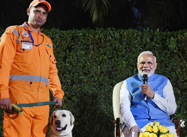 पीएम मोदी ने कहा कि तिरंगा लेकर हम जहां भी पहुंचते हैं वहां एक आश्वासन मिल जाता है कि अब भारत की टीमें आ चुकी हैं और हालात ठीक होना शुरू हो जाएंगे. जो सीरिया का उदाहरण है, बक्से में जो ध्वज लगा हुआ था बक्सा उल्टा था तो ऑरेंज कलर यानी केसरिया रंग नीचे था तो वहां के नागरिक ने उसे ठीक करके गर्व से कहा कि मैं हिन्दोस्तान के प्रति आदर से धन्यवाद करता हूं.(फोटो -PTI)