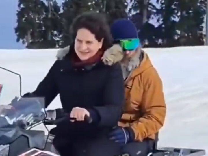 Rahul Gandhi Priyanka ride in snowmobile in Gulmarg watch video Video: आंखों पर स्की गॉगल्स, Snowmobile की सैर, गुलमर्ग में राहुल-प्रियंका का वीडियो लूट लेगा दिल