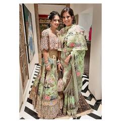 Anant Ambani Mother in Law: खूबसूरती में नीता अंबानी से कम नहीं हैं उनकी समधन, जानें- कौन हैं अनंत अंबानी की सास?