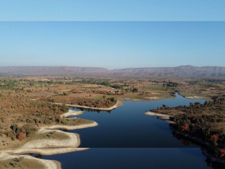 विदर्भात भंडारा जिल्ह्यात फक्त एकच पक्षी अभयारण्य आहे. मात्र, पश्चिम विदर्भात आता एक नवीन पक्षी अभयारण्य नावारुपास येत आहे.  ते म्हणजे, 'हत्ती पाऊल पक्षी अभयारण्य