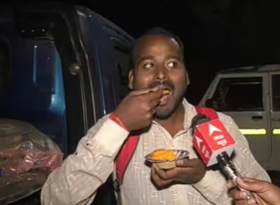 ਈਡੀ ਦੀ ਕਾਰਵਾਈ ਘਰ ਦੇ ਅੰਦਰ ਜਾਰੀ ਹੈ ਅਤੇ ਬਾਹਰ ਔਰਤਾਂ ਦੇ ਗਰੁੱਪਾਂ ਵੱਲੋਂ ਭਜਨ ਕੀਰਤਨ ਕੀਤਾ ਜਾ ਰਿਹਾ ਹੈ।