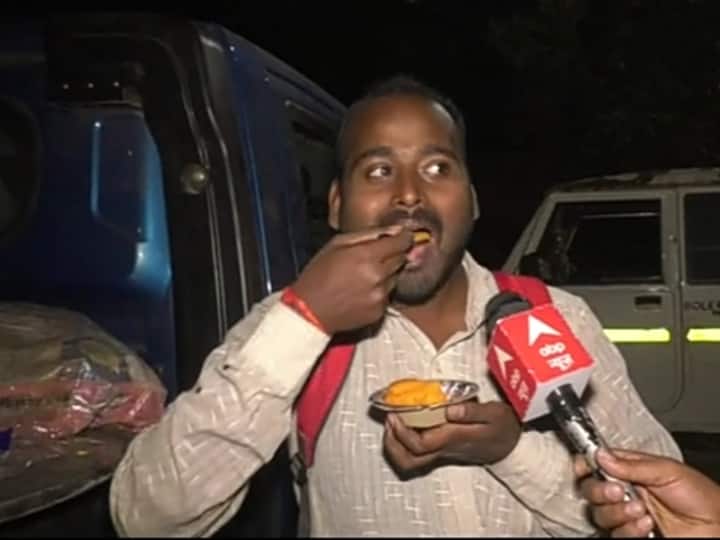 प्रदर्शनकारियों के लिए चाय-पानी का भी इंतजाम किया गया है. खाने के लिए हलवा भी बनाया गया है. प्रदर्शन जारी है, लोग आ रहे हैं, चाय पानी पी रहे हैं और खा रहे हैं. इसके बाद प्रदर्शन में भी शामिल हो रहे हैं.