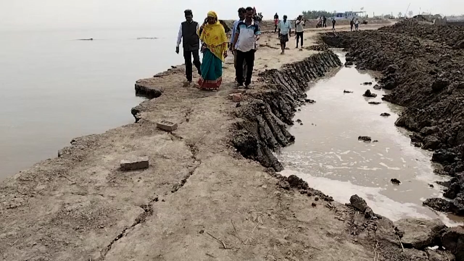 North 24 Pargana: বর্ষার আগেই হুড়মুড়িয়ে ভেঙে পড়ছে নদীর বাঁধ, একাধিক গ্রামে বন্যার আশঙ্কা