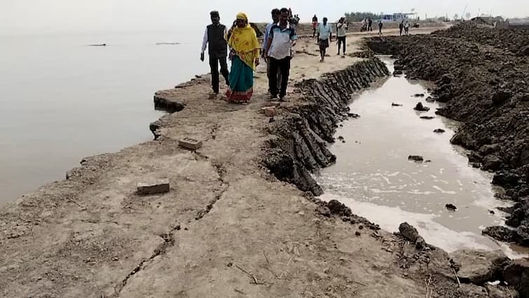 Before the monsoon, the river dam is collapsing, there is a risk of flooding in several villages North 24 Pargana: বর্ষার আগেই হুড়মুড়িয়ে ভেঙে পড়ছে নদীর বাঁধ, একাধিক গ্রামে বন্যার আশঙ্কা