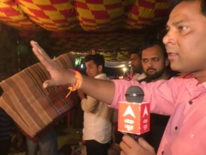 जब से ईडी की टीम विधायक देवेंद्र यादव के घर पहुंची है, तब से कांग्रेस के नेता व कार्यकर्ता घर के बाहर ईडी और बीजेपी के खिलाफ धरना प्रदर्शन पर बैठे हुए हैं. लगातार भजन कीर्तन किया जा रहा है. हनुमान चालीसा का पाठ और हवन भी किया जा रहा है.