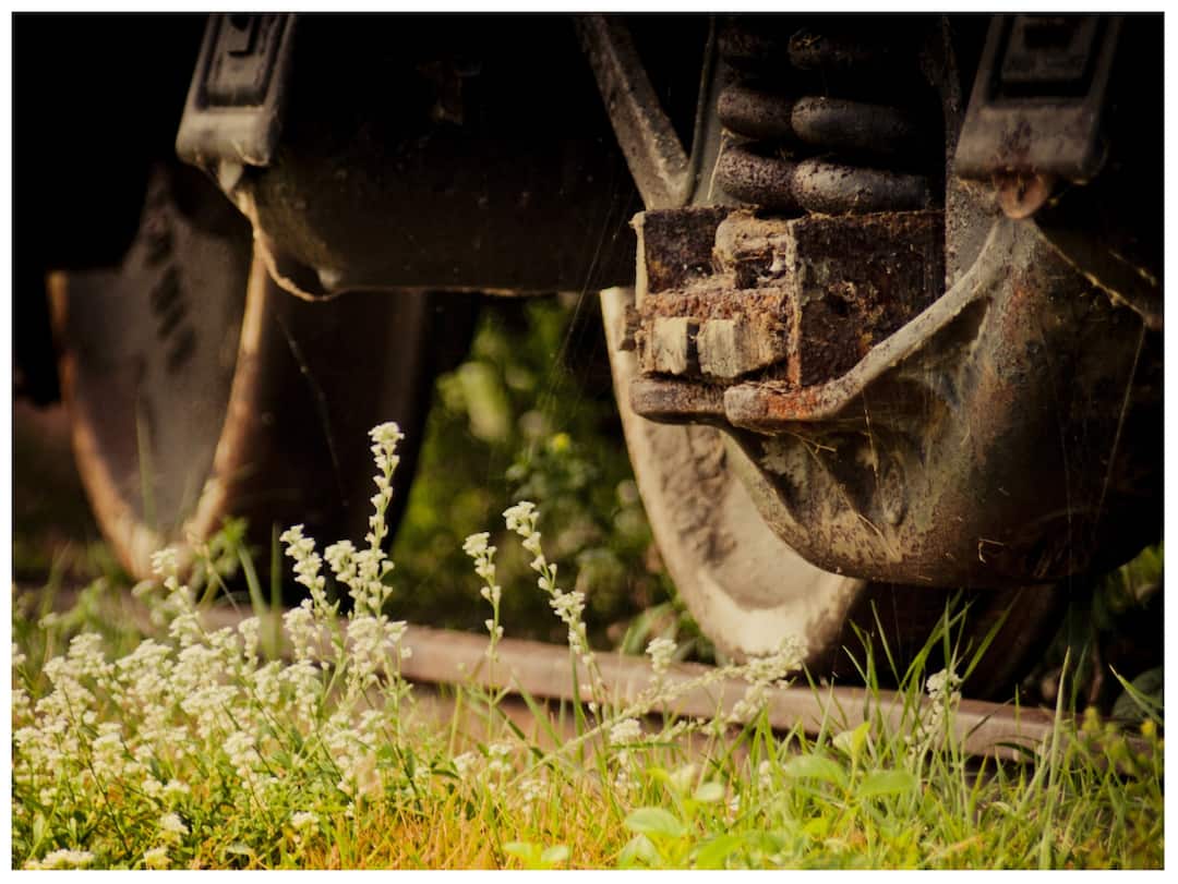 ट्रेन के एक पहिए का वजन कितना होता है? इंजन के पहियों में होता है ये अंतर What is the weight of wheels of train Interesting Facts About Railway ट्रेन के एक पहिए का वजन कितना होता है? इंजन के पहियों में होता है ये अंतर