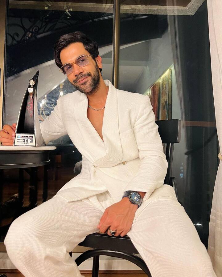 ये तस्वीर घर के डायनिंग एरिया की है. जहां पर ब्लैक चेयर टेबल लगे है. तस्वीर में एक्टर अपना अवॉर्ड दिखा रहे हैं.