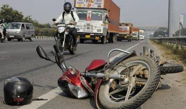 Maharashtra Nashik Accident  latest News Eight people died in Nashik district in three days Maharashtra Crime news nashik news Nashik Accident : दुचाकींवर प्रवास करताय जरा जपून, नाशिक जिल्ह्यात तीन दिवसांत आठ जणांचा मृत्यू 