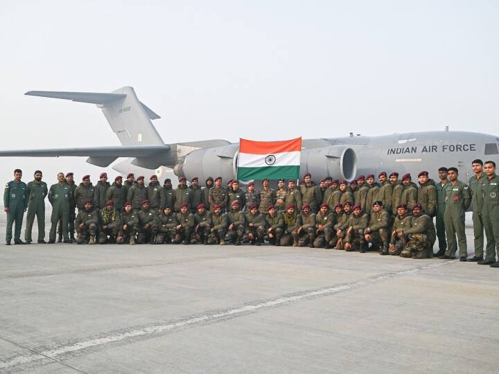 तुर्किए में 46000 से भी अधिक इंसानी जानें ले चुके भूकंप के बाद वहां ऑपरेशन दोस्त (Operation Dost) को कामयाब कर लौटी सेना की मेडिकल टीम का भारत पहुंचने पर भी स्वागत हुआ.(फोटो- @MEAIndia)