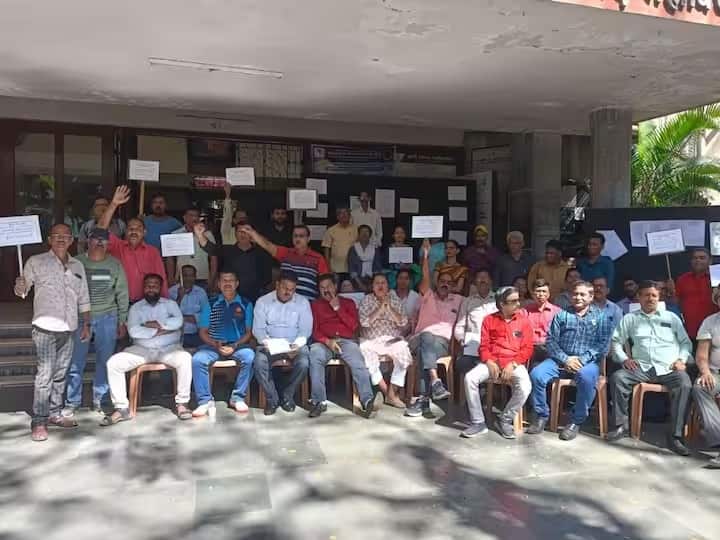 Maharashtra non teaching staff strike maharahtra News Indefinite of non teaching staff of universities in the state from today 20 February Maharashtra non teaching staff strike : राज्यातील विद्यापीठांतील शिक्षकेत्तर कर्मचाऱ्यांचा आजपासून बेमुदत संप; संपामुळे विद्यार्थ्यांना फटका बसण्याची शक्यता