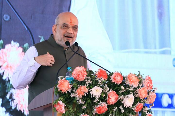 न्यू एज्युकेशन सोसायटी समाजाप्रती चांगले काम करीत असून माझ्या पत्नीचे शिक्षण या संस्थेत झाले याचा आपणास अभिमान वाटतो, असेही त्यांनी सांगितले.