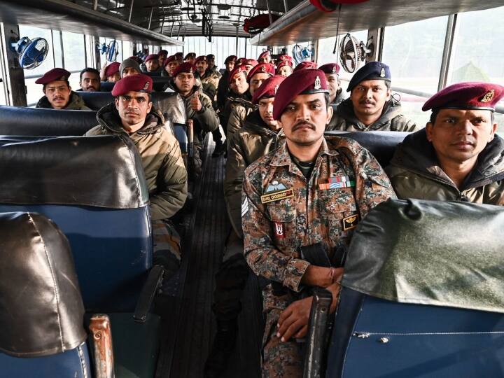 प्रधानमंत्री नरेंद्र मोदी कार्यालय में तुर्किए में 30-बेड वाले फील्ड अस्पताल को कामयाबी से चलाने वाली इस 99 सदस्यों वाली टीम की सराहना खुद पीएम ने की. इस फील्ड अस्पताल में 24 घंटे लगभग 4000 रोगियों की देखभाल की गई. पीएम मोदी ने कहा कि आपने हमारा सिर गर्व से ऊंचा कर दिया. वहां से आई तस्वीरों में हमने देखा कि तुर्किए के लोग कैसे आपका माथा चूमकर आपको आशीर्वाद दे रहे थे. (फोटो- @MEAIndia)