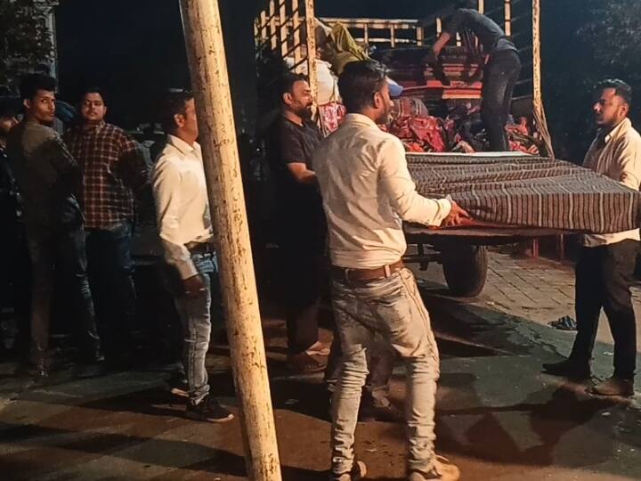 रात के लिए गद्दे इंतजाम किया गया है, ताकि रात में प्रदर्शन जारी रहे और जिनको सोना है तो यही सोएं. लोग प्रदर्शन के साथ-साथ खाने-पीने का भी लुफ्त उठा रहे हैं.
