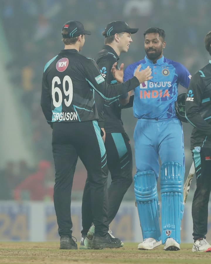 हम आपको ऐसे ही खिलाड़ियों के बारे में बताने जा रहे हैं, जिन्होंने सगे भाई के रूप में एक ही टीम में इंटरनेशनल क्रिकेट खेला है. इसमें इंडिया में इरफान पठान और यूसुफ पठान की जोड़ी काफी मशहूर रही. (फोटो सोर्स- न्यूज़ीलैंड क्रिकेट बोर्ड)